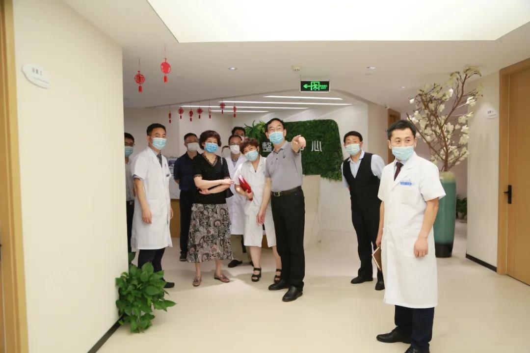 上海市社会医疗机构协会闫东方会长一行莅临上海海华医院进行「双评」