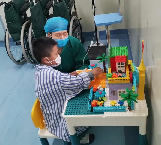 宝贝手术别害怕，眼科手术室里有「魔法」