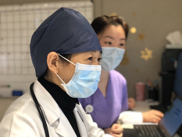 面对疫情，奋战在上海的外籍医生说：别怕，我们与大家一起努力