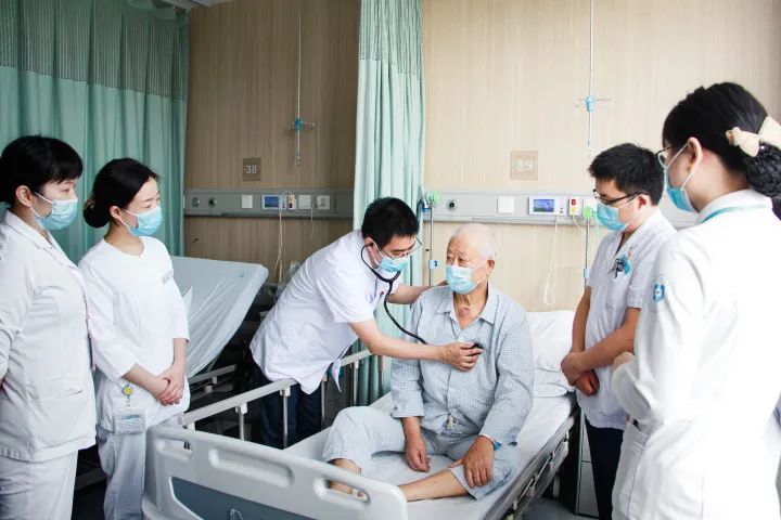 湖州市中心医院心脏团队完成浙北首例经导管主动脉瓣植入术