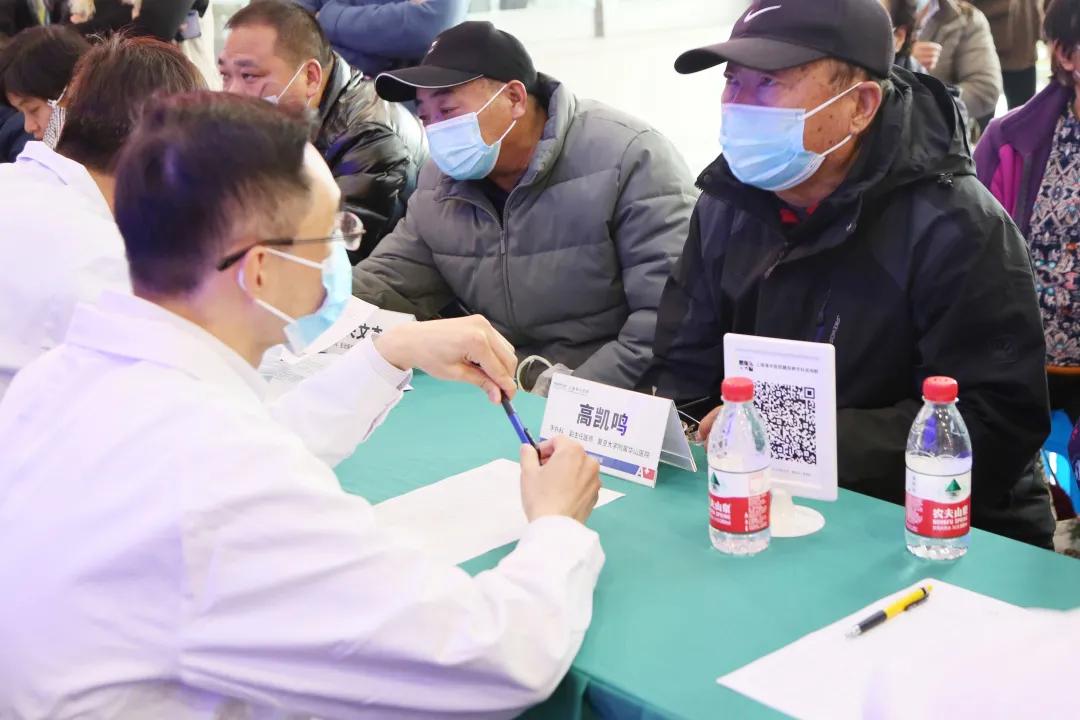 上海海华医院联合沪上知名三甲医院成功举办「糖尿病足的筛查及防治」义诊活动