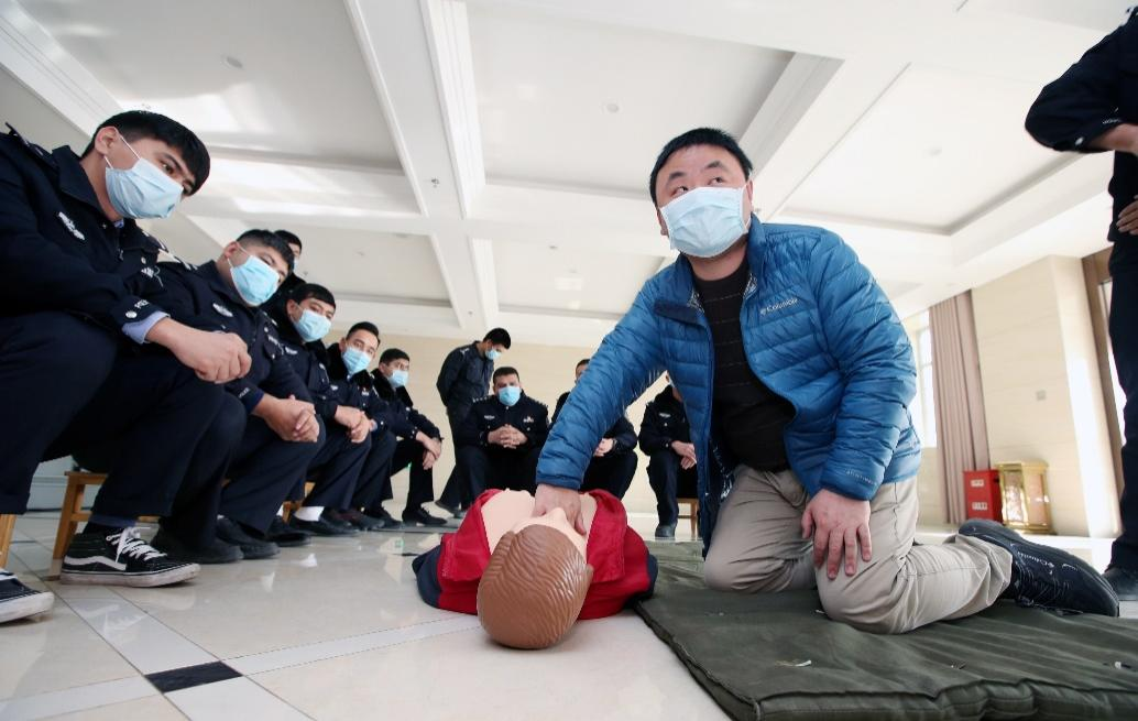 深圳援疆医生张声：用临时组装的ECMO把新冠重症患者救回来