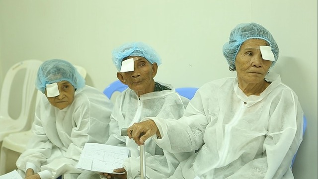 中国援助柬埔寨光明项目启动 半天完成了 20 台高难度手术