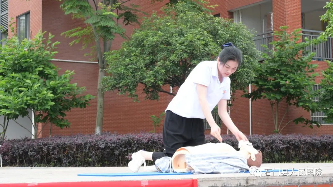 石门县人民医院开展防溺水施救演练及公众急救知识技能普及培训