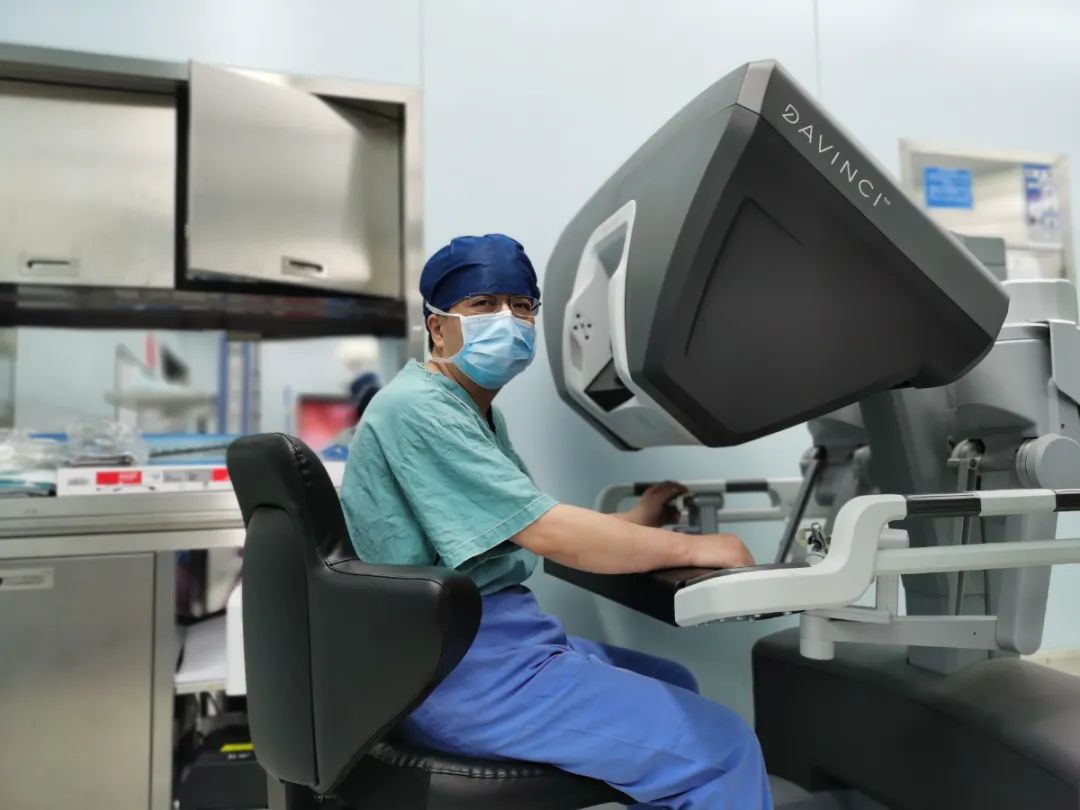 上海市第一人民医院完成院首例第四代达芬奇机器人辅助下直肠肿瘤经自然腔道取标本（NOSES）手术