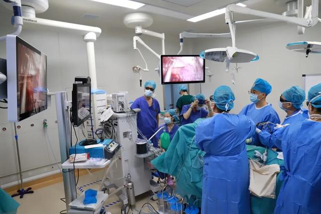 国家级专家横琴施双微手术 助力共享医疗平台搭建