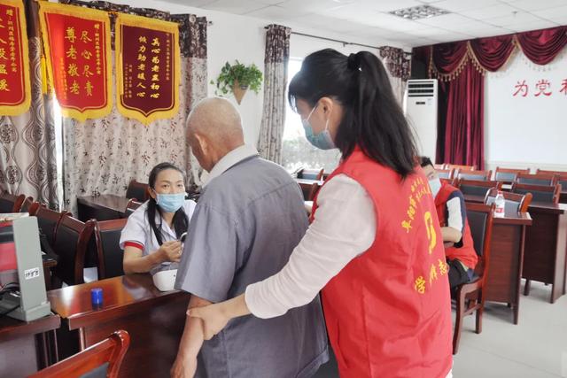 阜阳市妇女儿童医院建院 40 周年系列活动之走进老年公寓义诊