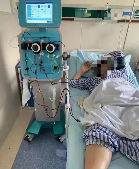 患者正在行心衰超滤治疗经心血管内科二病区主任李金轶,副主任张毅,副