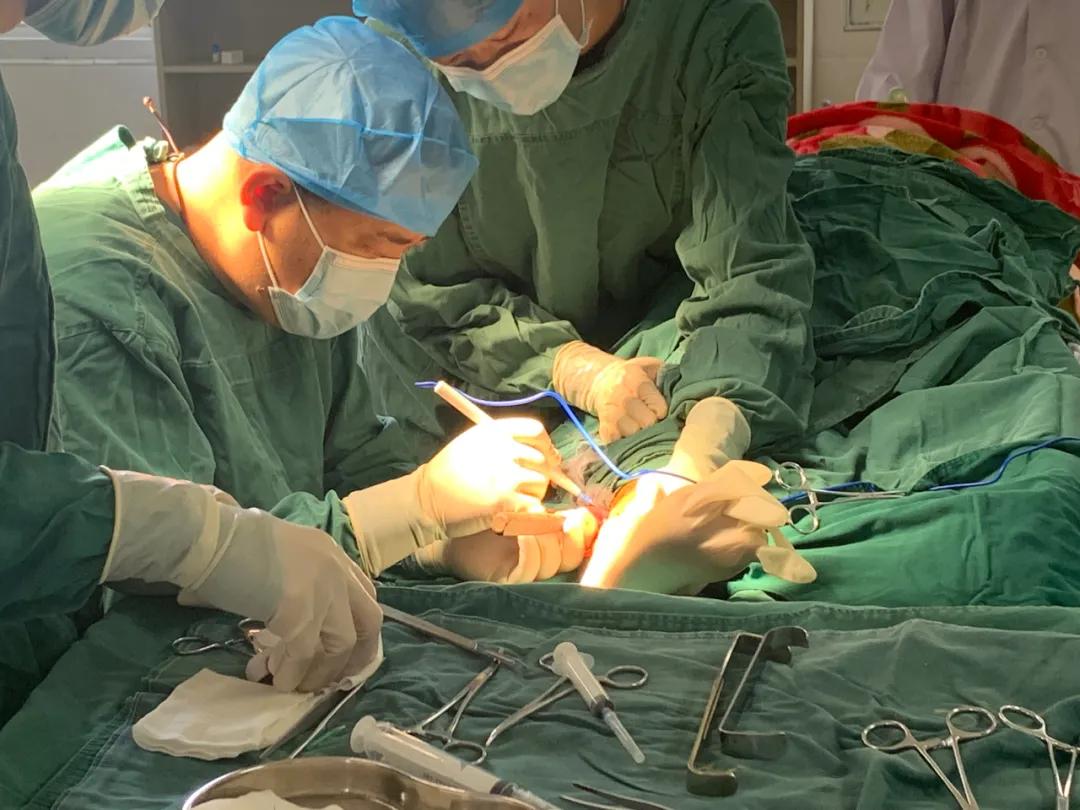 华润武钢总医院专家带领红安苏区医院外科团队圆满完成首例外科手术