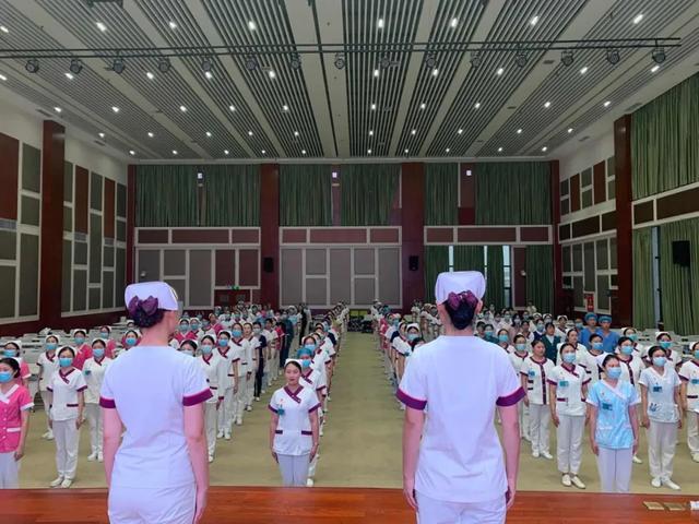 职业礼仪要规范 ，用心服务无止境