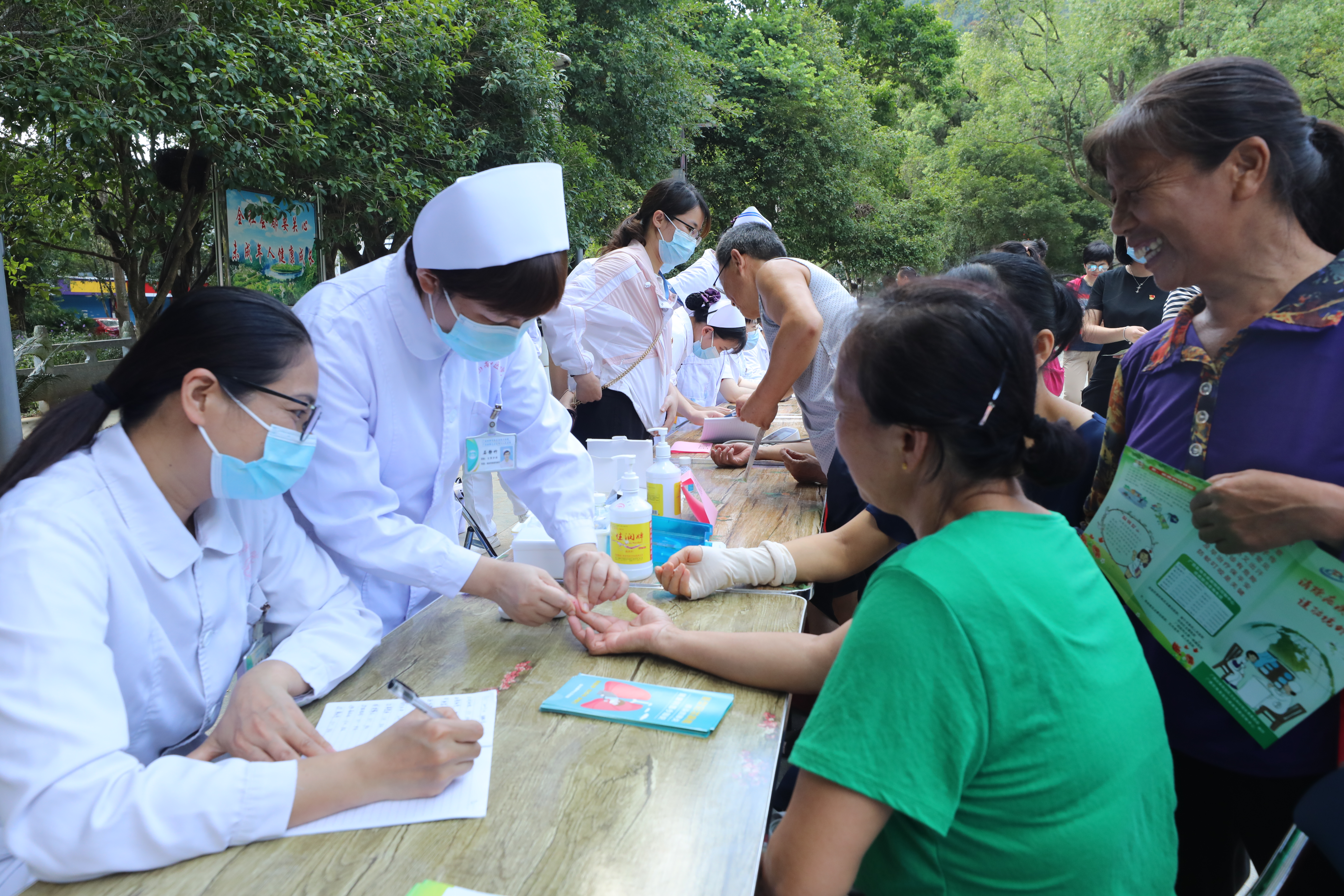 广西壮族自治区南溪山医院党支部联合开展义诊及红色教育活动