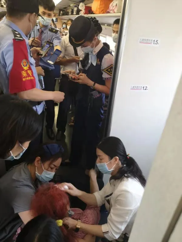 高铁上乘客突发昏迷！前海人寿广州总医院四名医护人员紧急施救