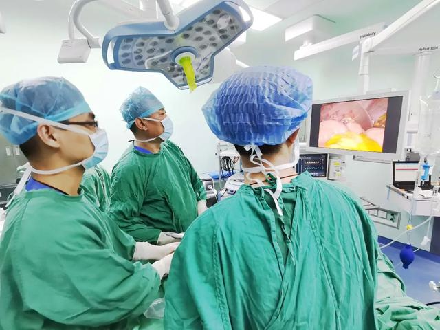 潍坊市人民医院急诊普外团队完成一例NOSES完全腹腔镜下全胃切除