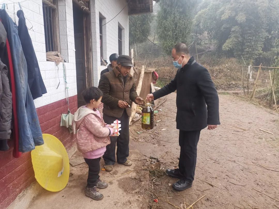 新年扶贫在行动，健康义诊暖人心——岳池县人民医院开展春节扶贫走访慰问活动