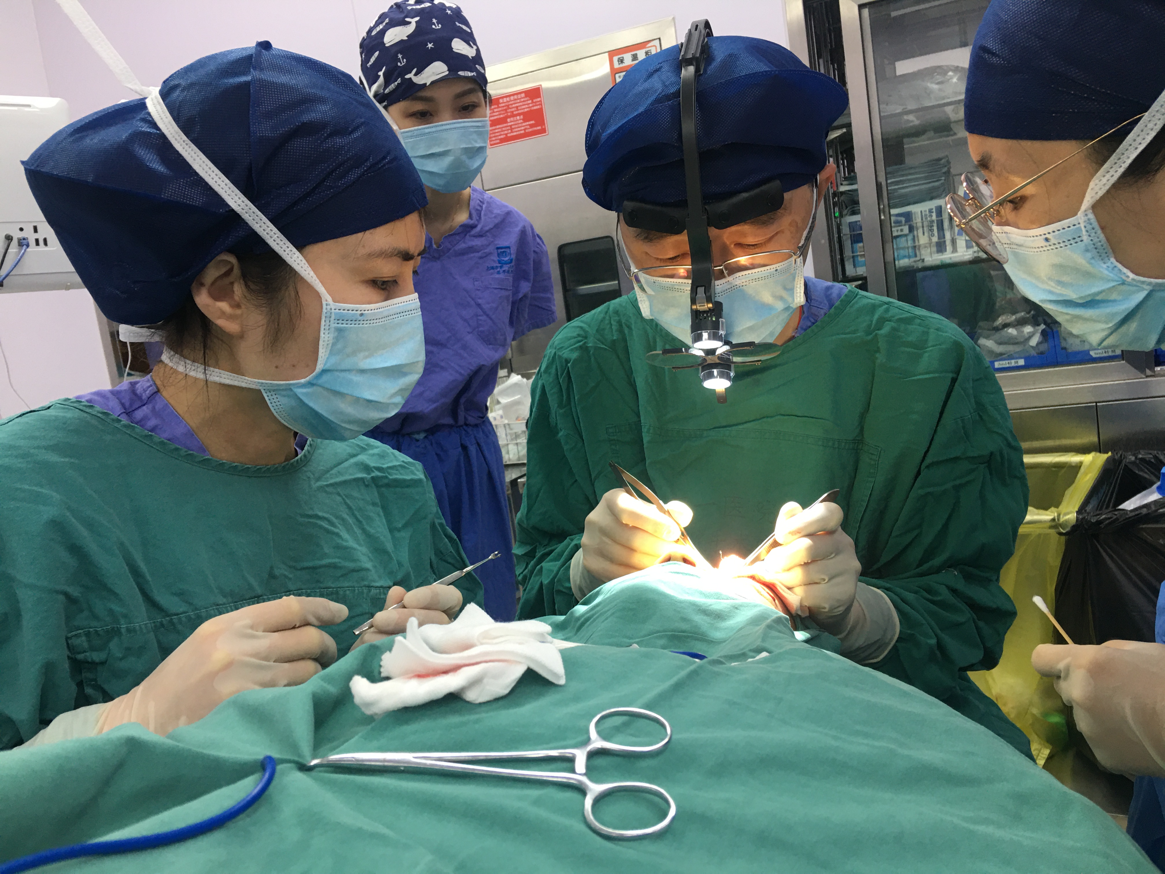 上海市第一人民医院为接近失明 8 岁患儿实施「视神经鞘开窗术」