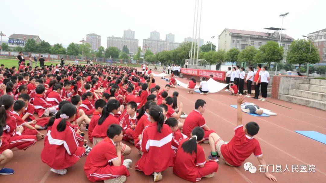 石门县人民医院开展防溺水施救演练及公众急救知识技能普及培训