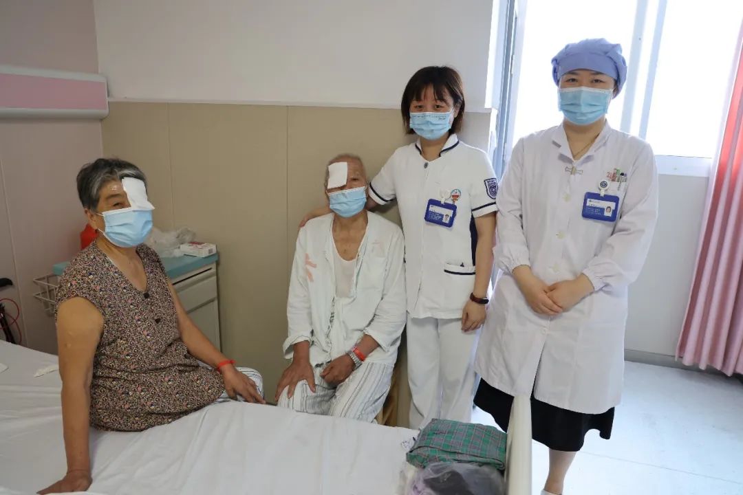 高龄夫妻饱受白内障之苦,同日手术后重见光明