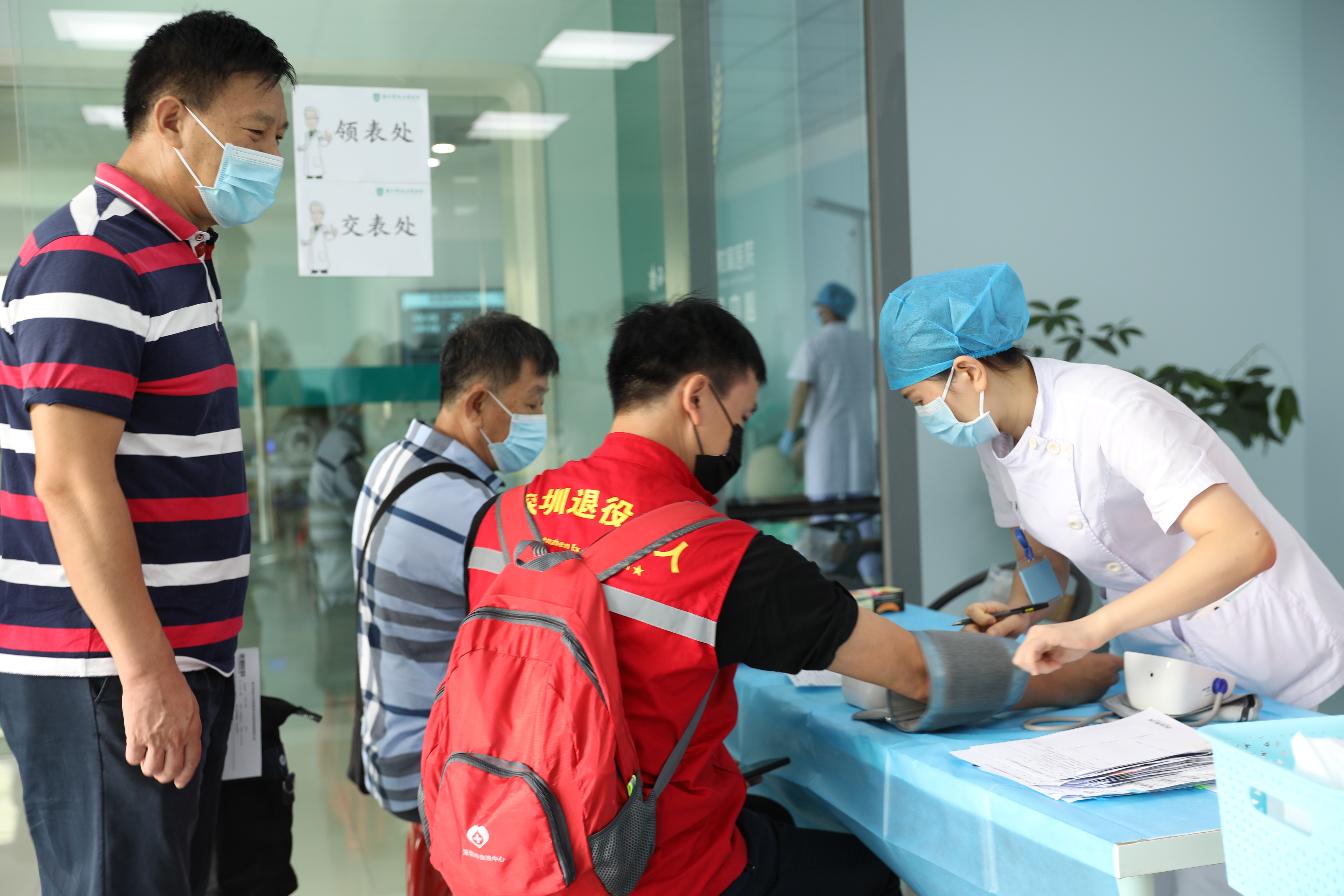 建军节之际，南方科技大学医院为鹏城百名退役军人志愿者送健康