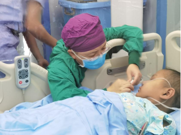 活着：8 岁白血病复发男孩的生命「闯关」，3 岁弟弟赴深圳用「脐带血+外周血」救哥哥