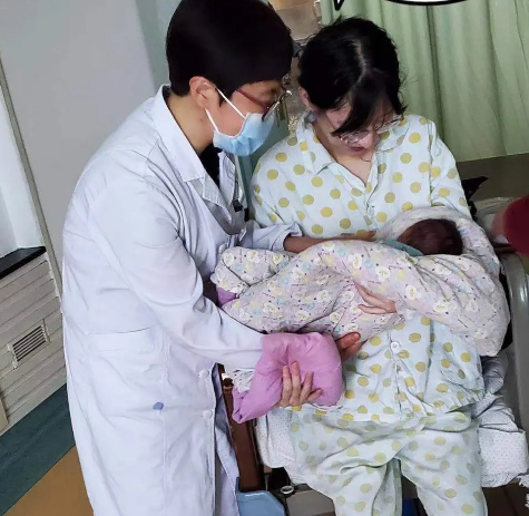 超千度近视的「眼镜妈妈」成功实现自然分娩