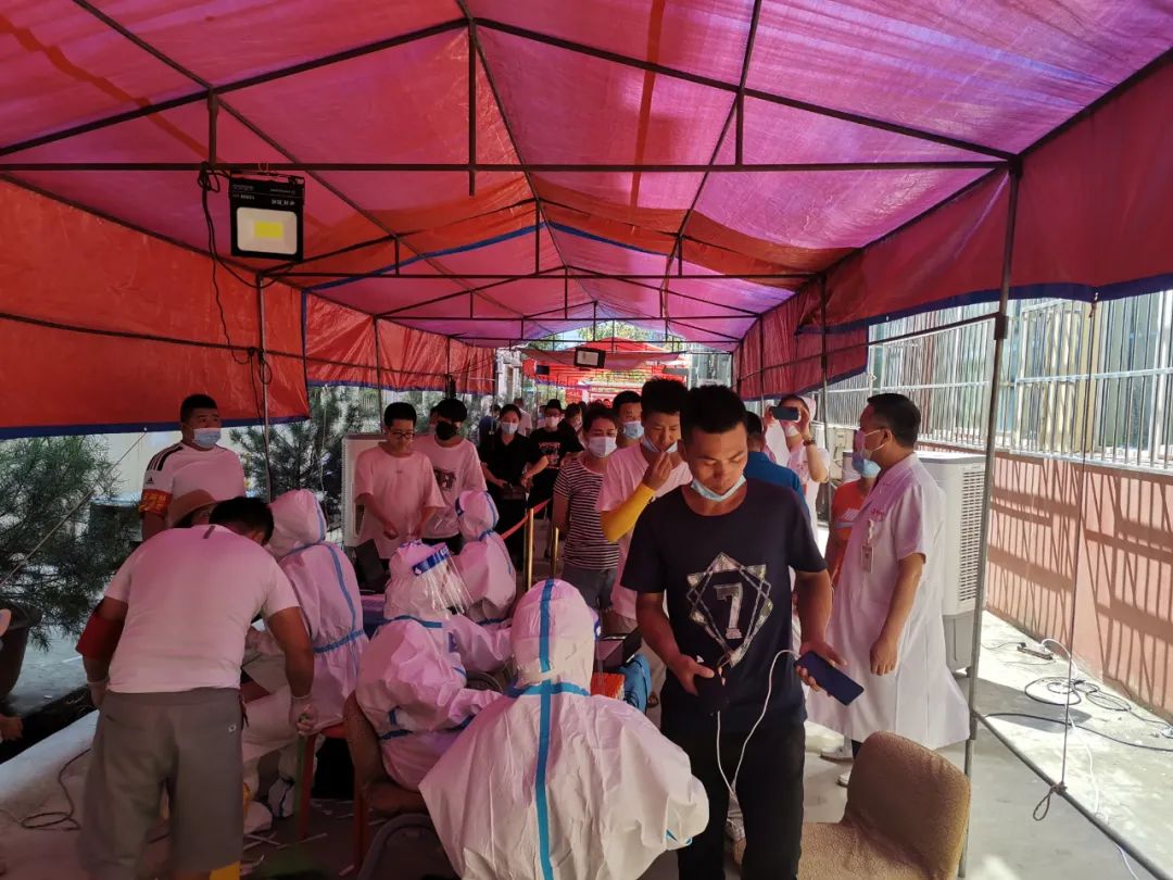 催泪，他们靠后背贴冰棒解暑 ！西安高新医院百人核酸采集队出发！