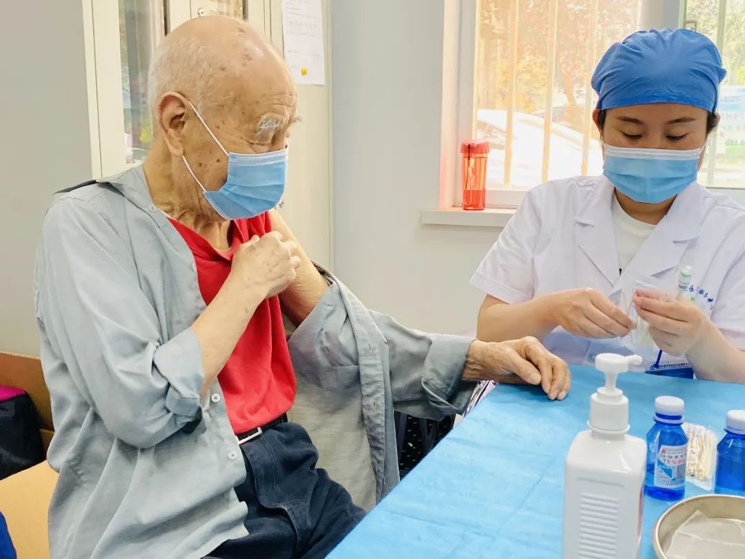 郑州 102 岁老人带 99 岁老伴接种新冠病毒疫苗