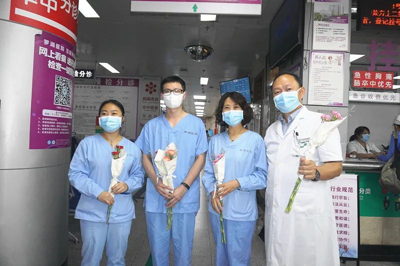 中国医师节那天，深圳市罗湖区人民医院的医生一早收到了鲜花和祝福……