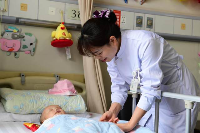 西安交大一附院召开全国首例试管婴儿亲体肝移植宝宝康复出院新闻媒体通气会