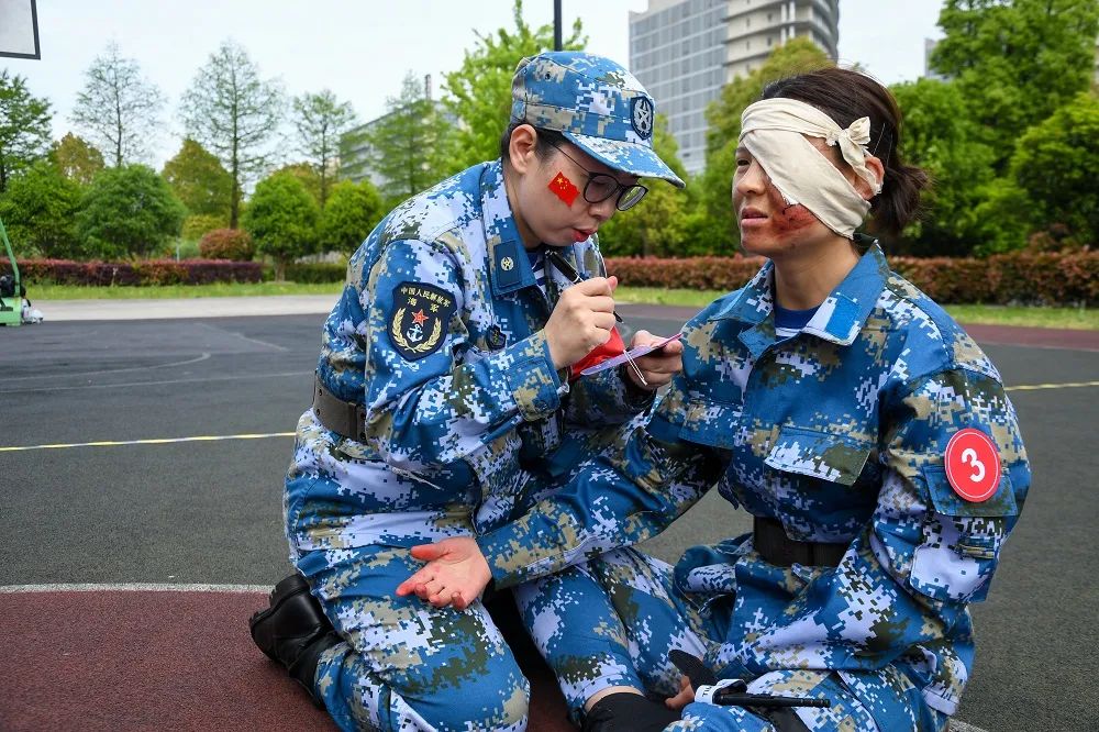 上海东方肝胆外科医院护理应急救援队开展海战伤救护技能演练比武活动