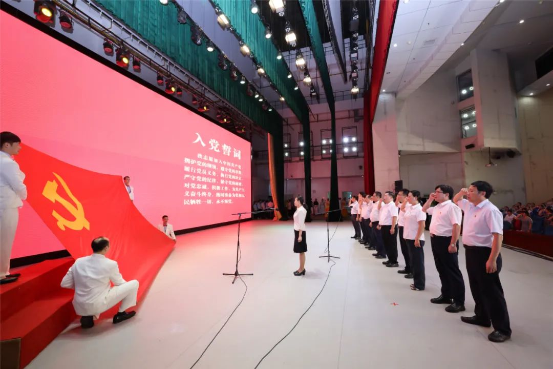 广西医科大学第一附属医院举办「七一」表彰大会暨庆祝中国共产党成立 100 周年文艺晚会