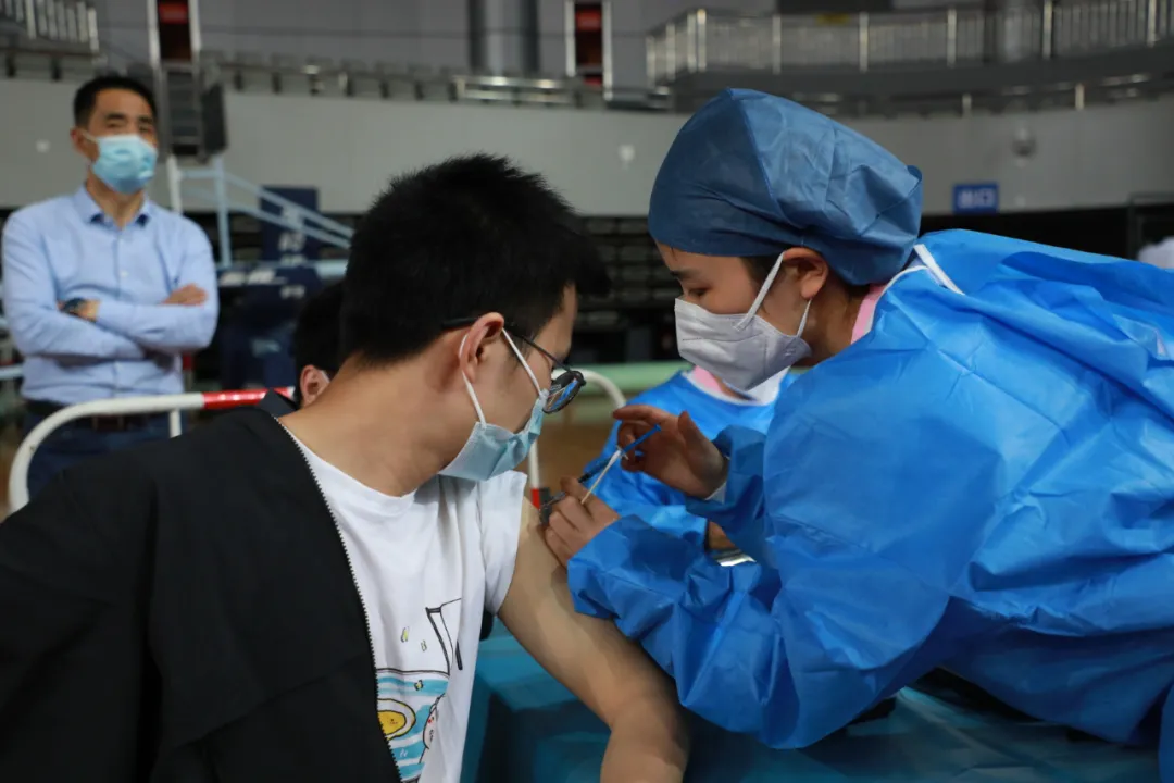 西安国际医学中心医院为 9000 余名高校师生接种新冠疫苗