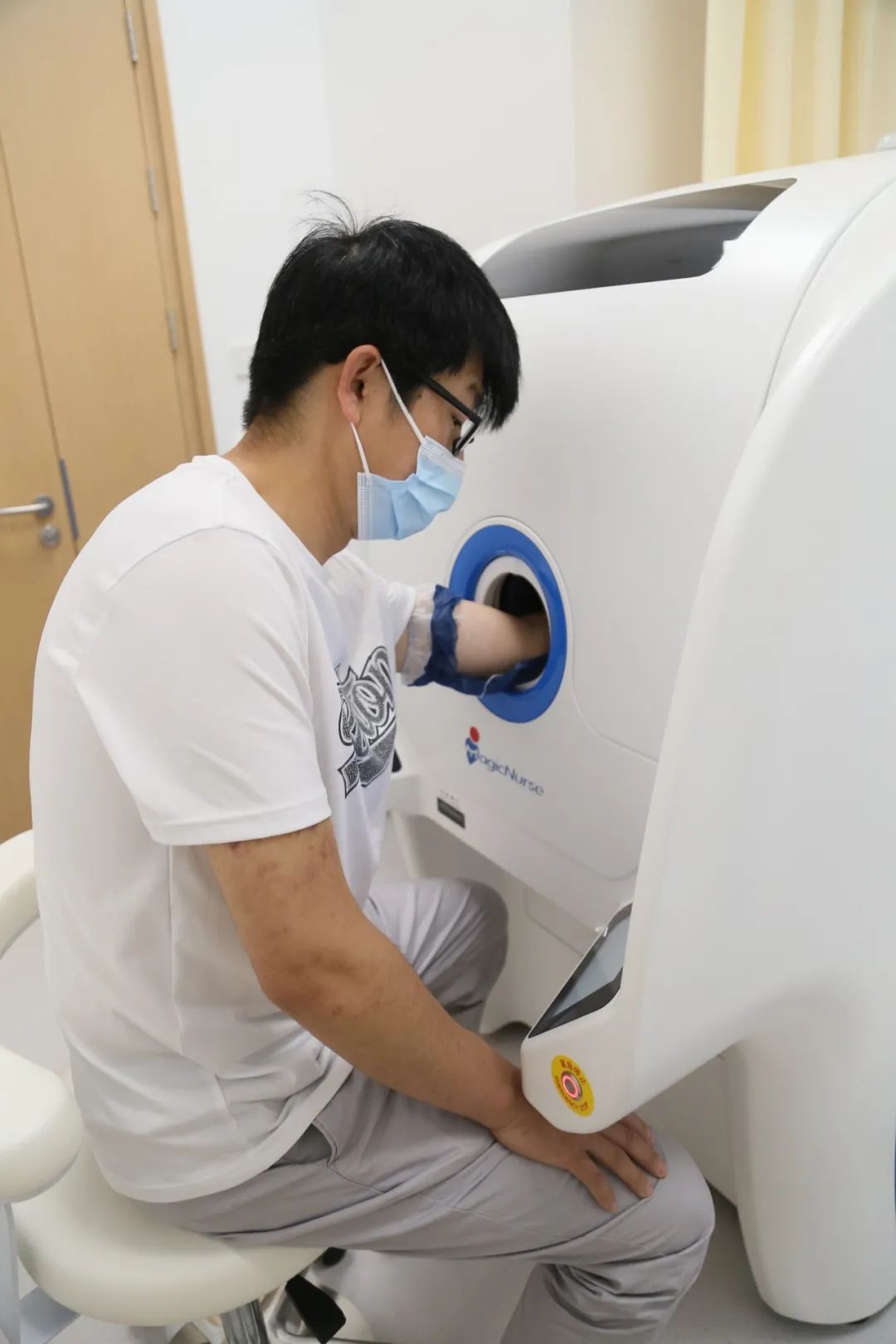 浙江省首台全自动采血机器人在浙江大学医学院附属第四医院投用
