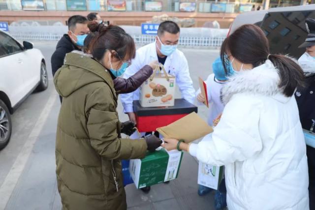 省总工会慰问甘肃省人民医院