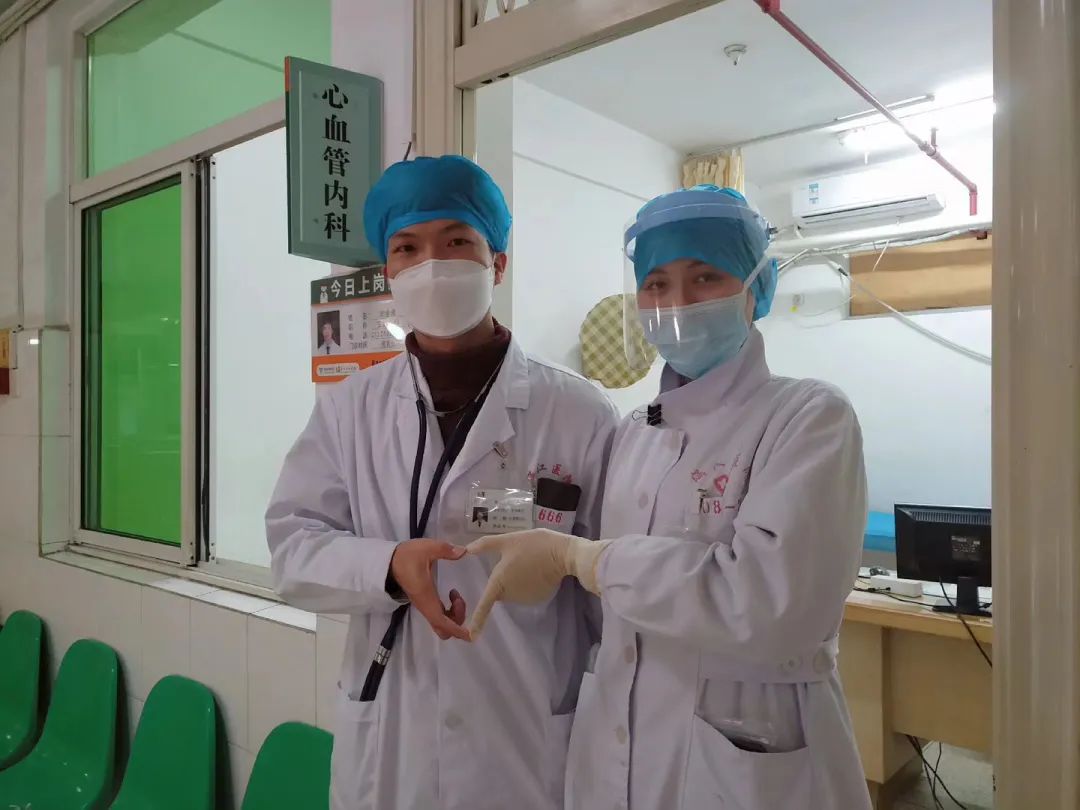 疫线夫妻：防护服是最美的情侣装