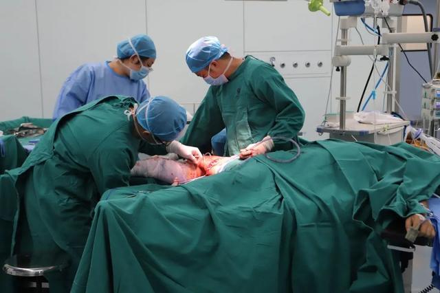 惊险！钢筋贯穿大腿，前海人寿广州总医院骨科团队危难时刻显身手！