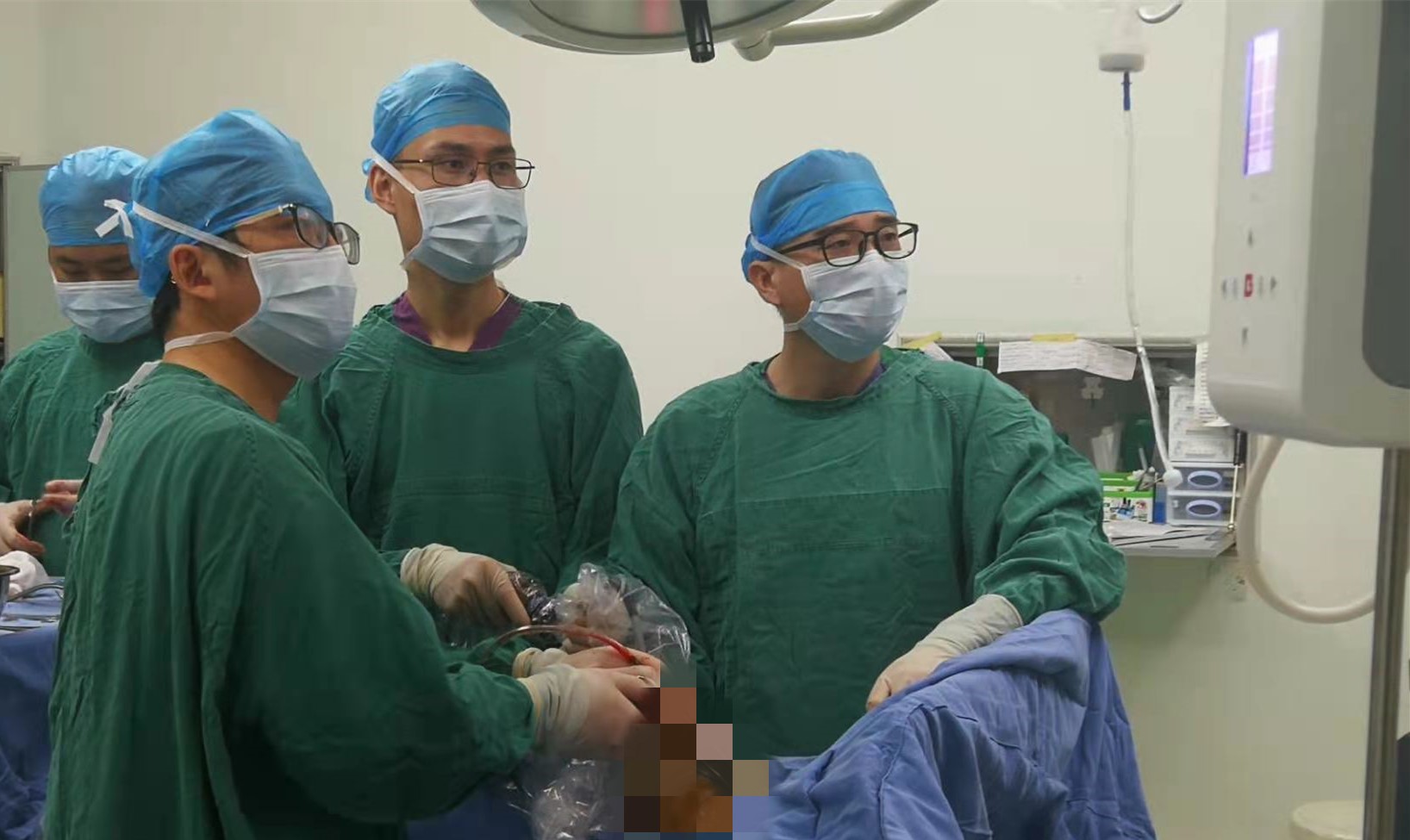 广西壮族自治区南溪山医院极致微创  2.5 厘米小创口解决胸腔大问题