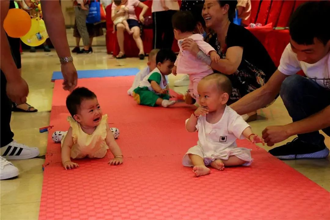 攀枝花市妇幼保健院举行「福佑宝宝」爬行比赛