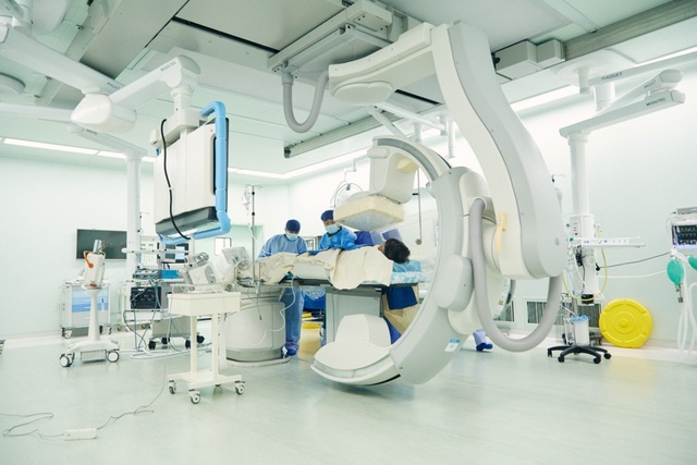 德达医院完成首例介入手术 葛均波院士悉心救治心脏病人
