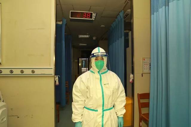 武汉大学中南医院——隔离病房里的「拄拐人」