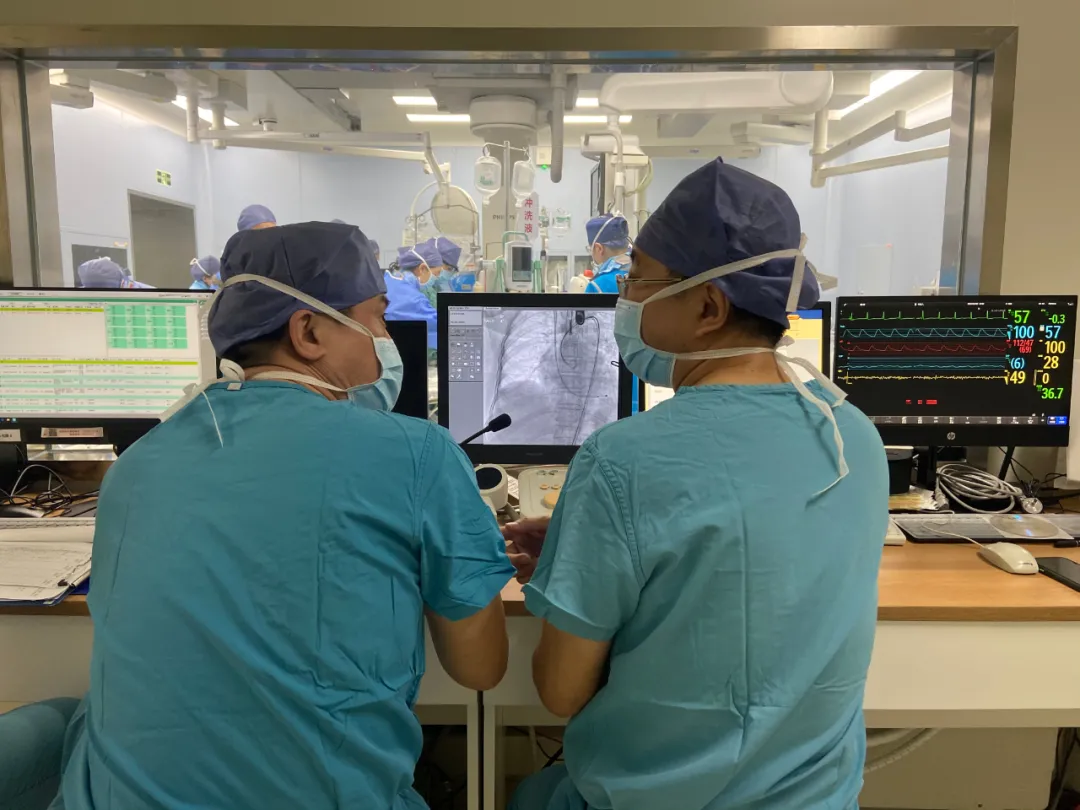 心外以内联手 众教授合作 心脏病医院采用微创技术成功为一名患者实施了主动脉瓣置换手术