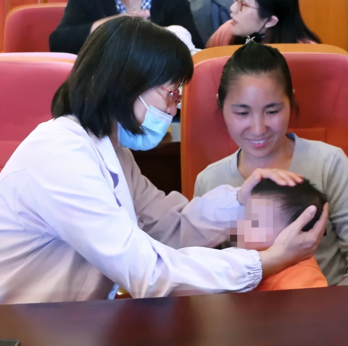 南京市儿童医院欢迎早产宝宝们「回娘家」