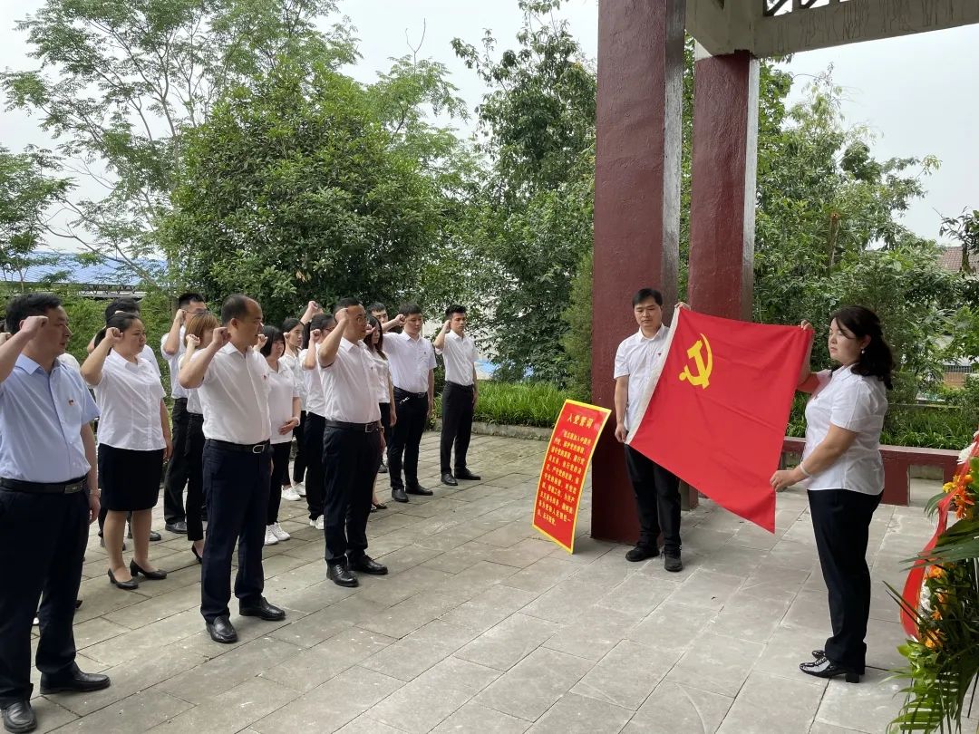 岳池县人民医院党员干部赴中和镇开展主题党日活动