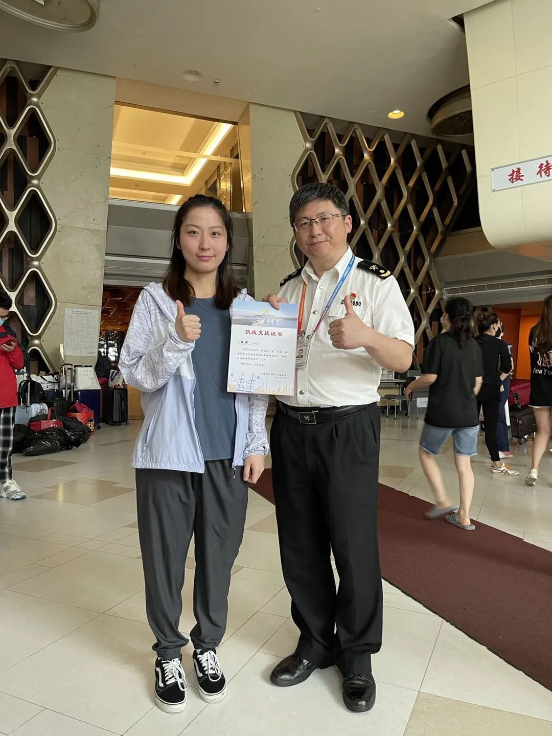 同济大学附属同济医院支援上海浦东机场核酸采样护理人员圆满完成「战疫」任务