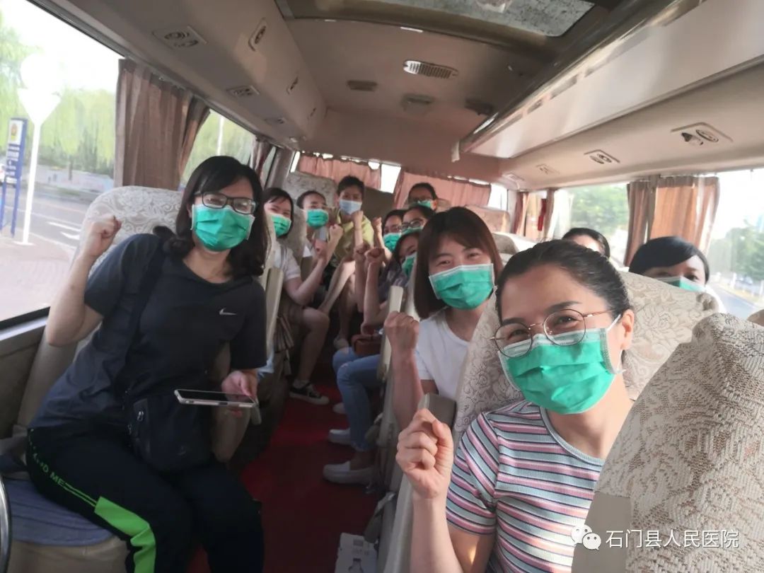看完这些照片泪目！今天，石门县人民医院 16 名护理人员驰援常德！