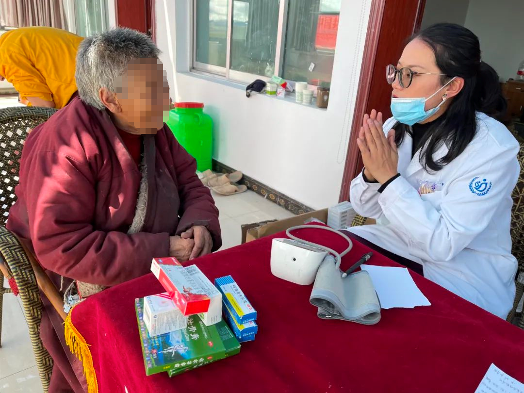 八十九岁老尼，七十年守望，等来了西藏阜康医院义诊组