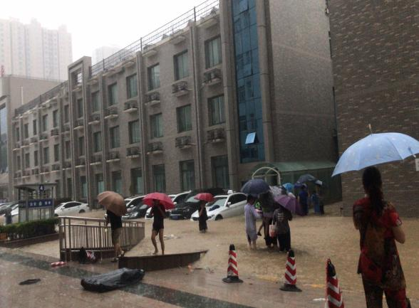 一场暴雨，记录了无数感人瞬间！郑州大学第三附属医院将爱一直传递下去……