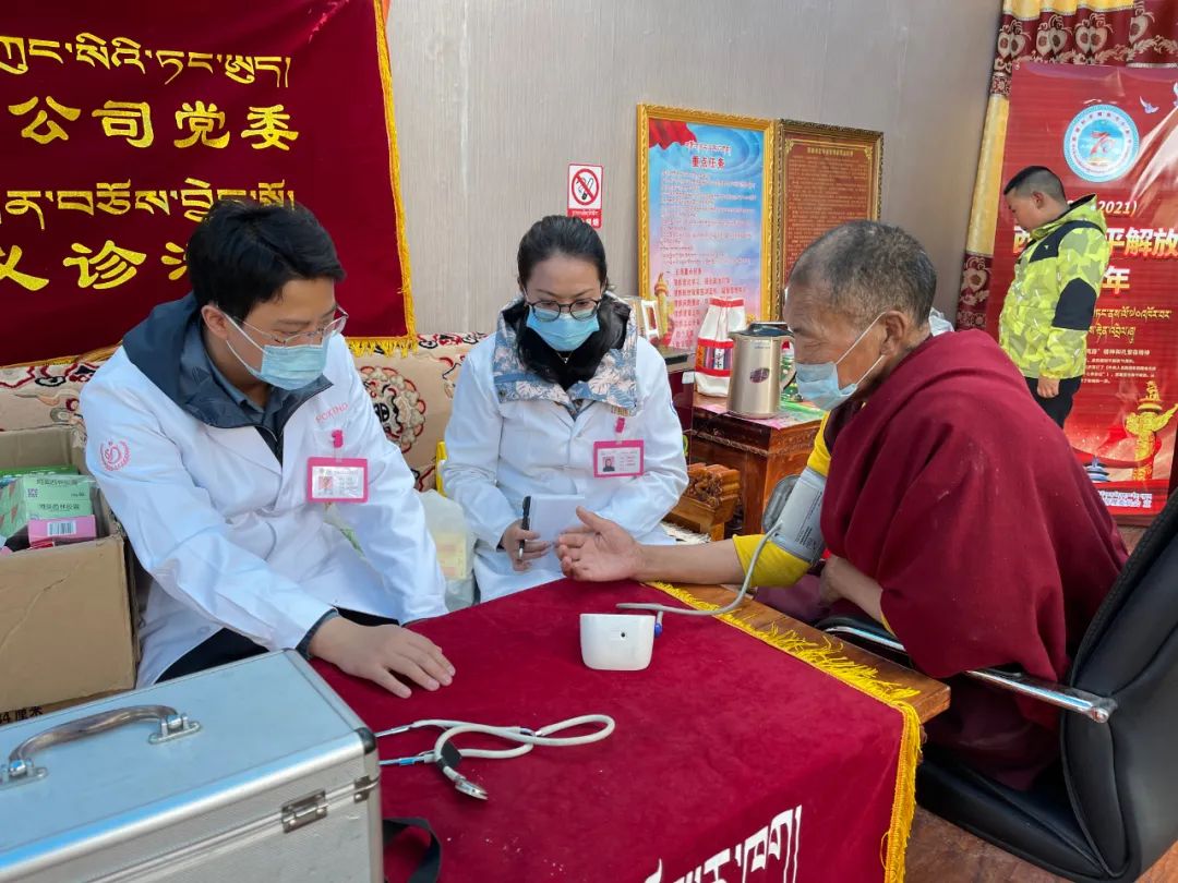 西藏大学附属阜康医院义诊组在嘉黎县阿扎镇阿扎寺开展生理参数仪捐赠及义诊工作