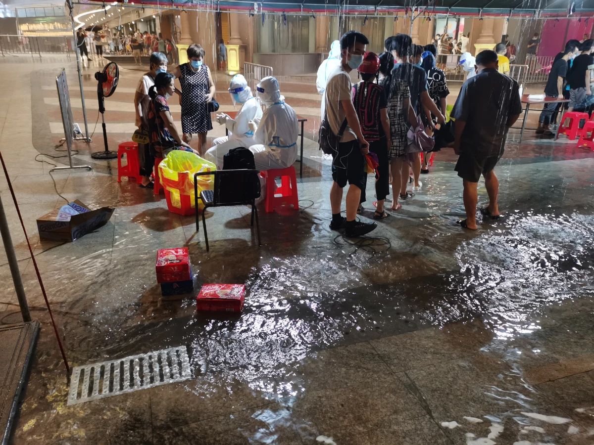 疫线夫妻：防护服是最美的情侣装