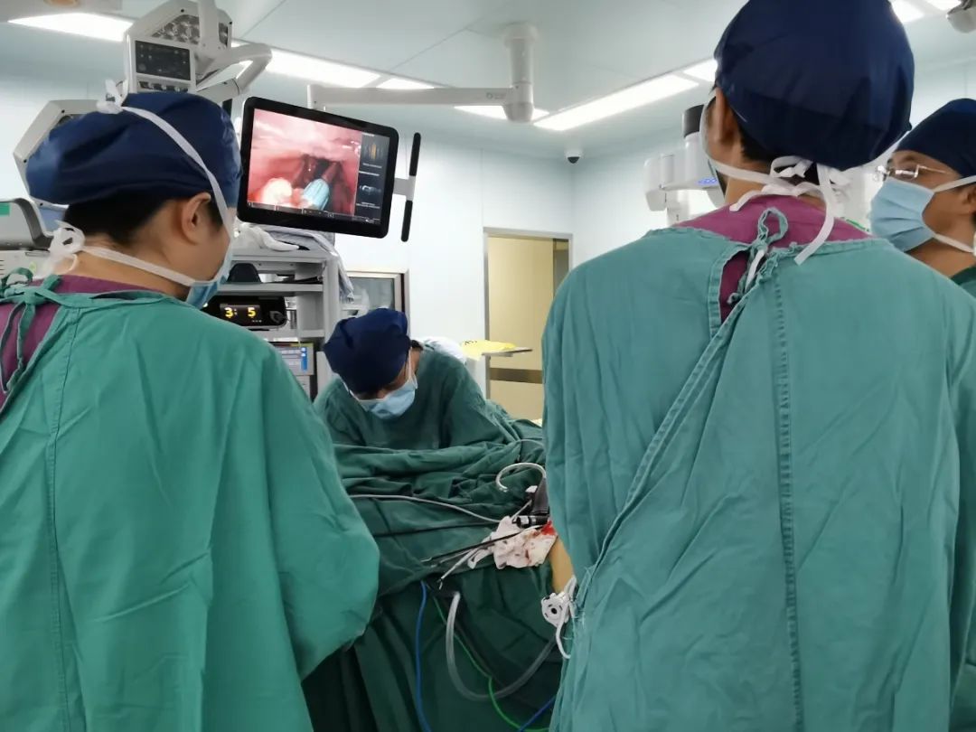 上海市第一人民医院完成院首例第四代达芬奇机器人辅助下直肠肿瘤经自然腔道取标本（NOSES）手术