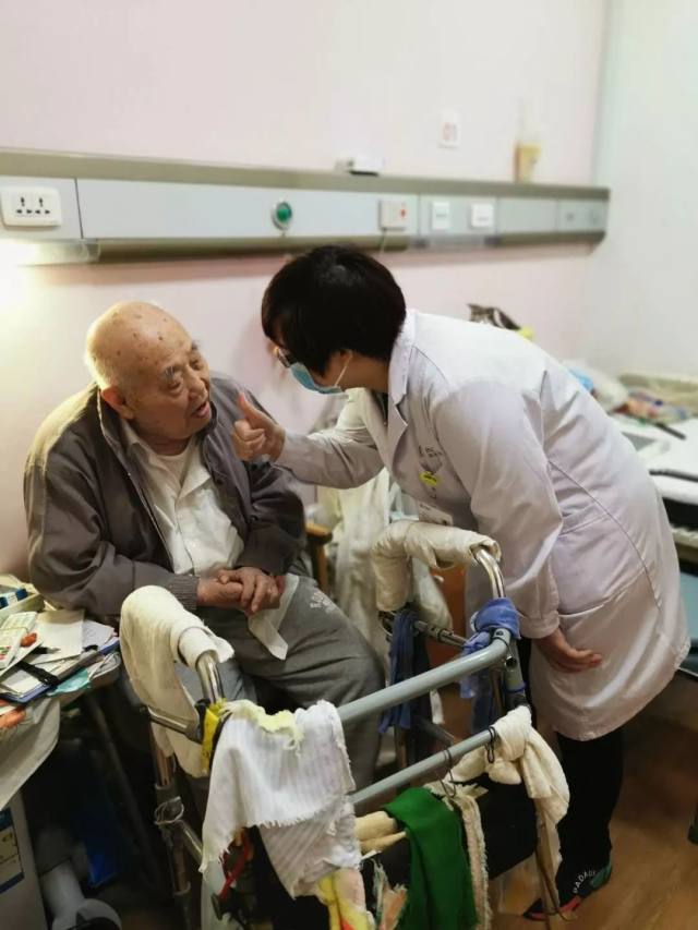 首都医疗集团：疫情之下，以「女儿式」的亲情服务守护老人健康